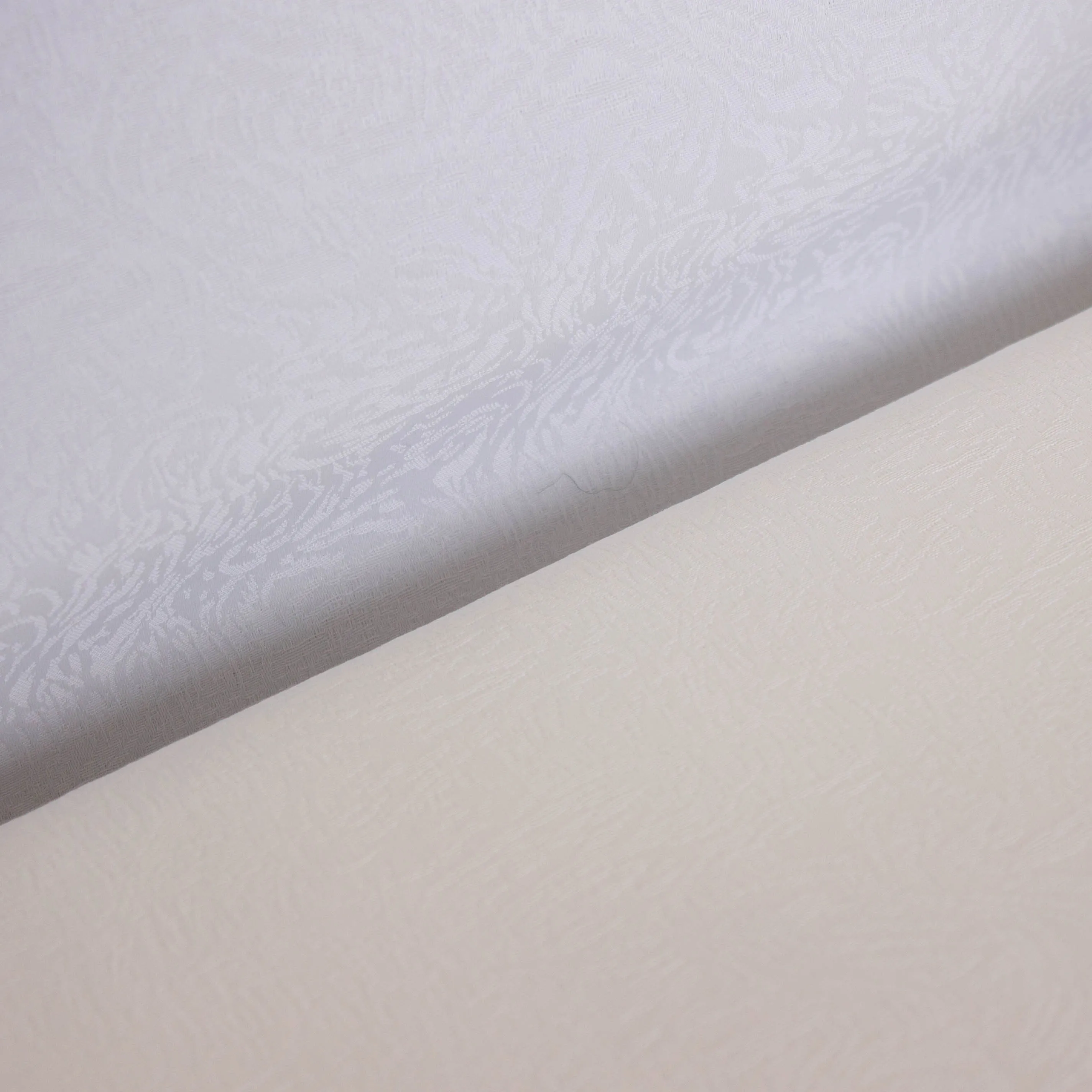 Jacquard Polyester wit met sierlijke figuren